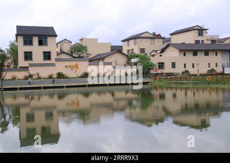 230518 -- NANCHANG, 18. Mai 2023 -- dieses Foto, das am 15. April 2023 aufgenommen wurde, zeigt einen Blick auf das gemeinsame Dorf Huanghuawan in der Stadt Longnan, der ostchinesischen Provinz Jiangxi. MIT über China: Gemeinsames Dorf erwacht alte Häuser in Ostchina CHINA-JIANGXI-LONGNAN-ALTE HÄUSER CN LIUXYANG PUBLICATIONxNOTxINxCHN Stockfoto