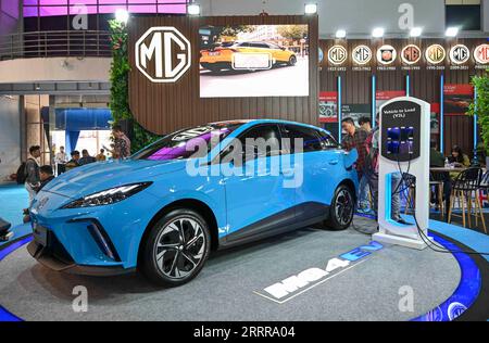 230518 -- JAKARTA, 18. Mai 2023 -- Besucher sehen ein Elektrofahrzeug von MG während der Periklindo Electric Vehicle Show PEVS 2023 in Jakarta, Indonesien, 17. Mai 2023. PEVS 2023 findet vom 17. Bis 21. Mai statt. INDONESIA-JAKARTA-PEVS 2023 Zulkarnain PUBLICATIONxNOTxINxCHN Stockfoto