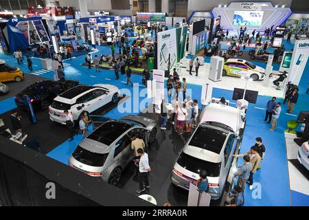 230518 -- JAKARTA, 18. Mai 2023 -- Besucher besuchen die Periklindo Electric Vehicle Show PEVS 2023 in Jakarta, Indonesien, 17. Mai 2023. PEVS 2023 findet vom 17. Bis 21. Mai statt. INDONESIA-JAKARTA-PEVS 2023 Zulkarnain PUBLICATIONxNOTxINxCHN Stockfoto