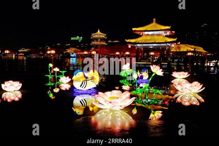 230518 -- XI AN, 18. Mai 2023 -- dieses Foto, das am 24. Januar 2023 aufgenommen wurde, zeigt den nächtlichen Blick auf das Tang-Paradies in Xi an, der nordwestlichen chinesischen Provinz Shaanxi. Das Tang Paradise im Süden von Xi an ist ein großer kultureller Freizeitpark, der den Lebensstil der wohlhabenden Tang-Dynastie von 618 bis 907 zeigt. CHINA-SHAANXI-XI AN-TANG PARADISE CN LIUXXIAO PUBLICATIONXNOTXINXCHN Stockfoto