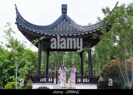 230519 -- NANJING, 19. Mai 2023 -- Sun Jing R und Shi Jinfang Proben das Marionettenspiel der Kunqu Opera in einem Park in Qidu Stadt, Wujiang Bezirk der Stadt Suzhou, ostchinesische Provinz Jiangsu, 18. April 2023. Kunqu, mit einer hundertjährigen Geschichte, wurde 2001 von der UNESCO der Organisation der Vereinten Nationen für Erziehung, Wissenschaft und Kultur als immaterielles Kulturerbe aufgeführt. In der Stadt Qidu in Suzhou gibt es eine einzigartige Form der Kunqu-Oper namens Kunqu Puppet, in der Schauspieler mit Marionetten auf der Bühne auftreten. Um die traditionelle Kunqu-Puppe Sun Jing, Shi Ji zu erben Stockfoto
