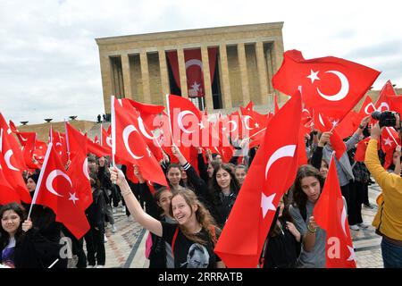 Türkei, Gedenktag für Atatürk/Tag des Sports und der Jugend 230519 -- ANKARA, 19. Mai 2023 -- Menschen versammeln sich zum Gedenken an den Atatürk-, Jugend- und Sporttag vor Anitkabir, dem Mausoleum des Gründers der türkischen Republik Mustafa Kemal Atatürk, in Ankara, T¹rkiye, am 19. Mai 2023. Foto von /Xinhua TRKIYE-ANKARA-ATATURK-GEDENKEN MustafaxKaya PUBLICATIONxNOTxINxCHN Stockfoto