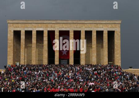 News Bilder des Tages Türkei, Gedenktag für Atatürk/Tag des Sports und der Jugend 230519 -- ANKARA, 19. Mai 2023 -- am 19. Mai 2023 versammelten sich Menschen zum Gedenken an Atatürk, Jugend- und Sporttag vor Anitkabir, dem Mausoleum des Gründers der türkischen Republik Mustafa Kemal Atatürk, in Ankara, T¹rkiye. Foto von /Xinhua TRKIYE-ANKARA-ATATURK-GEDENKEN MustafaxKaya PUBLICATIONxNOTxINxCHN Stockfoto