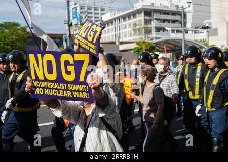 230520 -- HIROSHIMA, 20. Mai 2023 -- Menschen versammeln sich in einem Protest gegen den Gipfel der Gruppe der sieben G7 in Hiroshima, Japan, 20. Mai 2023. JAPAN-HIROSHIMA-G7-GIPFEL-PROTEST ZhangxXiaoyu PUBLICATIONxNOTxINxCHN Stockfoto