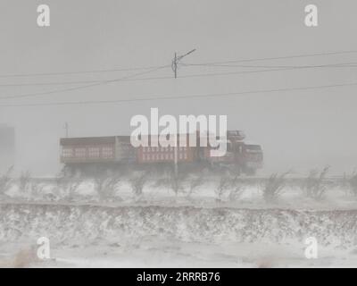 230520 -- SUKHBAATAR, 20. Mai 2023 -- dieses Foto, das am 20. Mai 2023 aufgenommen wurde, zeigt Lkw, die durch Schneestürme in der östlichen Provinz Sukhbaatar in der Mongolei fahren. Schwere Schneestürme und starke Staubstürme in der östlichen Mongolei haben zwei Menschen getötet, sagte die nationale Notfallorganisation des Landes NEMA am Samstag. Insgesamt 127 Menschen, meist nomadische Hirten, vermissten bei den Staub- und Schneestürmen, die am Freitagmorgen in den östlichen Provinzen Sukhbaatar und Khentii ausbrachen, 125 von ihnen wurden lebend gefunden. Leider haben zwei Menschen bei den Stürmen ihr Leben verloren, sagte die NEMA in einer Anstalt Stockfoto