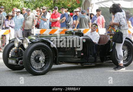 230521 -- VANCOUVER, 21. Mai 2023 -- Ein Oldtimer-Besitzer spricht mit einem Besucher während des 36. Vancouver All British Field Meetings in Vancouver, British Columbia, Kanada, am 20. Mai 2023. Das 36. All British Field Meet in Vancouver startete am Samstag mit 450 Oldtimern, die Tausende von Autoliebhabern und Sammlern zu Besuch brachten. Foto von /Xinhua CANADA-VANCOUVER-BRITISH OLDTIMER SHOW LiangxSen PUBLICATIONxNOTxINxCHN Stockfoto