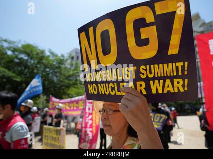 230521 -- HIROSHIMA, 21. Mai 2023 -- Menschen versammeln sich in einem Protest gegen den Gipfel der Gruppe der sieben G7 in Hiroshima, Japan, 21. Mai 2023. JAPAN-HIROSHIMA-G7-GIPFEL-PROTEST ZhangxXiaoyu PUBLICATIONxNOTxINxCHN Stockfoto