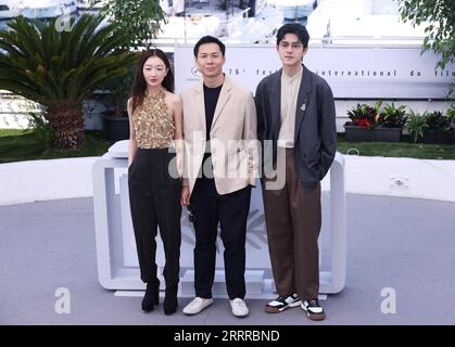 230522 -- CANNES, 22. Mai 2023 -- der chinesische Schauspieler Liu Haoran R, der singapurische Regisseur Anthony Chen C und die chinesische Schauspielerin Zhou Dongyu posieren während eines Fotogesprächs für den Film ran Dong the Breaking Ice bei der 76. Ausgabe des Cannes Film Festivals in Cannes, Südfrankreich, am 22. Mai 2023. Foto von /Xinhua FRANCE-CANNES-FILM FESTIVAL-DER BRECHENDE EIS-FOTORUF LixBohan PUBLICATIONxNOTxINxCHN Stockfoto