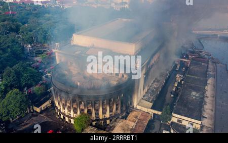 230522 -- MANILA, 22. Mai 2023 -- dieses Luftbild, das am 22. Mai 2023 aufgenommen wurde, zeigt Rauchgeräusche aus dem brennenden Zentralpostamt in Manila auf den Philippinen. Das Bureau of Fire Protection BFP sagte am Montag, dass das Feuer, das ein jahrhundertealtes Gebäude in der philippinischen Hauptstadt Manila zerstört, vier Menschen verletzt und unter Kontrolle war. Das Bureau teilte mit, dass das Feuer am Sonntag gegen 23:00 Uhr Ortszeit in der philippinischen Zentralpost ausbrach und mindestens vier Personen verletzt wurden. PHILIPPINEN-MANILA-ZENTRALPOST-FIRE ROUELLEXUMALI PUBLICATIONXNOTXINXCHN Stockfoto