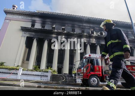 230522 -- MANILA, 22. Mai 2023 -- Ein Feuerwehrmann wird am 22. Mai 2023 vor dem rauchverschmierten Central Post Office in Manila auf den Philippinen gesehen. Das Bureau of Fire Protection BFP sagte am Montag, dass das Feuer, das ein jahrhundertealtes Gebäude in der philippinischen Hauptstadt Manila zerstört, vier Menschen verletzt und unter Kontrolle war. Das Bureau teilte mit, dass das Feuer am Sonntag gegen 23:00 Uhr Ortszeit in der philippinischen Zentralpost ausbrach und mindestens vier Personen verletzt wurden. PHILIPPINEN-MANILA-ZENTRALPOST-FIRE ROUELLEXUMALI PUBLICATIONXNOTXINXCHN Stockfoto