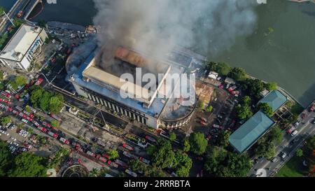 230522 -- MANILA, 22. Mai 2023 -- dieses Luftbild, das am 22. Mai 2023 aufgenommen wurde, zeigt Rauchgeräusche aus dem brennenden Zentralpostamt in Manila auf den Philippinen. Das Bureau of Fire Protection BFP sagte am Montag, dass das Feuer, das ein jahrhundertealtes Gebäude in der philippinischen Hauptstadt Manila zerstört, vier Menschen verletzt und unter Kontrolle war. Das Bureau teilte mit, dass das Feuer am Sonntag gegen 23:00 Uhr Ortszeit in der philippinischen Zentralpost ausbrach und mindestens vier Personen verletzt wurden. PHILIPPINEN-MANILA-ZENTRALPOST-FIRE ROUELLEXUMALI PUBLICATIONXNOTXINXCHN Stockfoto