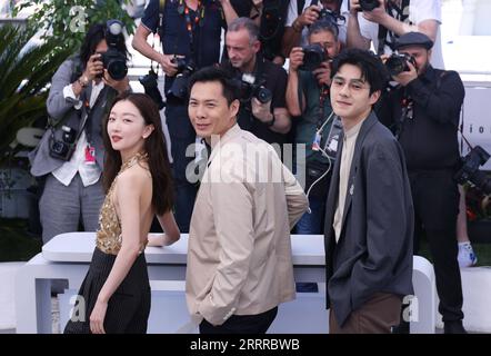 230522 -- CANNES, 22. Mai 2023 -- der chinesische Schauspieler Liu Haoran R, der singapurische Regisseur Anthony Chen C und die chinesische Schauspielerin Zhou Dongyu posieren während eines Fotogesprächs für den Film ran Dong the Breaking Ice bei der 76. Ausgabe des Cannes Film Festivals in Cannes, Südfrankreich, am 22. Mai 2023. Foto von /Xinhua FRANCE-CANNES-FILM FESTIVAL-DER BRECHENDE EIS-FOTORUF LixBohan PUBLICATIONxNOTxINxCHN Stockfoto