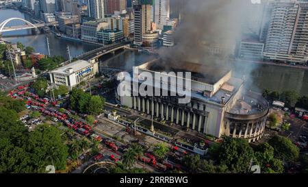 230522 -- MANILA, 22. Mai 2023 -- dieses Luftbild, das am 22. Mai 2023 aufgenommen wurde, zeigt Rauchgeräusche aus dem brennenden Zentralpostamt in Manila auf den Philippinen. Das Bureau of Fire Protection BFP sagte am Montag, dass das Feuer, das ein jahrhundertealtes Gebäude in der philippinischen Hauptstadt Manila zerstört, vier Menschen verletzt und unter Kontrolle war. Das Bureau teilte mit, dass das Feuer am Sonntag gegen 23:00 Uhr Ortszeit in der philippinischen Zentralpost ausbrach und mindestens vier Personen verletzt wurden. PHILIPPINEN-MANILA-ZENTRALPOST-FIRE ROUELLEXUMALI PUBLICATIONXNOTXINXCHN Stockfoto