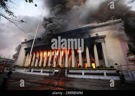 230522 -- MANILA, 22. Mai 2023 -- Feuerwehrmänner versuchen, das Feuer im Burning Central Post Office in Manila auf den Philippinen am 22. Mai 2023 auszulöschen. Das Bureau of Fire Protection BFP sagte am Montag, dass das Feuer, das ein jahrhundertealtes Gebäude in der philippinischen Hauptstadt Manila zerstört, vier Menschen verletzt und unter Kontrolle war. Das Bureau teilte mit, dass das Feuer am Sonntag gegen 23:00 Uhr Ortszeit in der philippinischen Zentralpost ausbrach und mindestens vier Personen verletzt wurden. STR/Xinhua PHILIPPINEN-MANILA-ZENTRALE POST-FIRE STRINGER PUBLICATIONxNOTxINxCHN Stockfoto