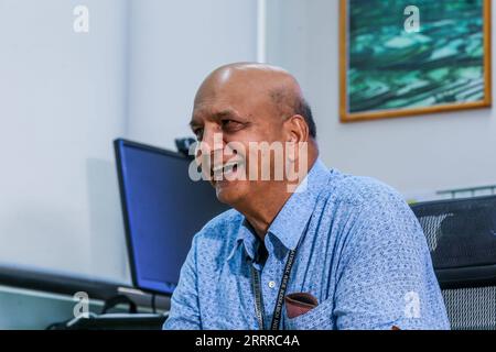 230522 -- MANILA, 22. Mai 2023 -- Hans Raj Bhardwaj, Forschungsdirektor und Leiter der Innovationsplattform für Reiszucht am International Rice Research Institute IRRI, spricht während eines Interviews mit Xinhua in seinem Büro in der Provinz Laguna auf den Philippinen am 16. Mai 2023. ZUR ERGÄNZUNG: Das Erbe des chinesischen Vaters von Hybridreis geht weiter, wenn es um die Ernährungssicherheit geht PHILIPPINEN-MANILA-HYBRIDREIS ROUELLExUMALI PUBLICATIONxNOTxINxCHN Stockfoto