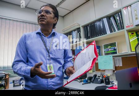 230522 -- MANILA, 22. Mai 2023 -- Jauhar Ali, Hybridreiszüchter am International Rice Research Institute IRRI, spricht während eines Interviews mit Xinhua in seinem Büro in der Provinz Laguna auf den Philippinen am 16. Mai 2023. ZUR ERGÄNZUNG: Das Erbe des chinesischen Vaters von Hybridreis geht weiter, wenn es um die Ernährungssicherheit geht PHILIPPINEN-MANILA-HYBRIDREIS ROUELLExUMALI PUBLICATIONxNOTxINxCHN Stockfoto