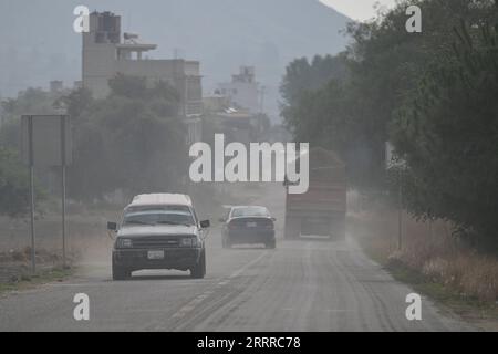 230523 -- PUEBLA, 23. Mai 2023 -- dieses Foto, das am 22. Mai 2023 aufgenommen wurde, zeigt Fahrzeuge, die durch Asche fahren, die durch die Aktivität des Vulkans Popocatepetl im Bundesstaat Puebla, Mexiko, verursacht wurde. Die mexikanischen Behörden haben am Sonntag die Alarmstufe aufgrund der jüngsten Zunahme der Aktivität des Vulkans Popocatepetl erhöht. Die Alarmstufe wurde von der gelben Phase 2 auf die gelbe Phase 3 erhöht, eine Stufe unter der roten Alarmstufe, sagte Laura Velazquez, Leiterin der mexikanischen Nationalen Koordinierungsagentur für den Katastrophenschutz, auf einer Pressekonferenz. MEXIKO-PUEBLA-VULKAN-POPOCATEPETL-ERUPTION XinxYuewei PUBLICATIONxNOTxINxCHN Stockfoto