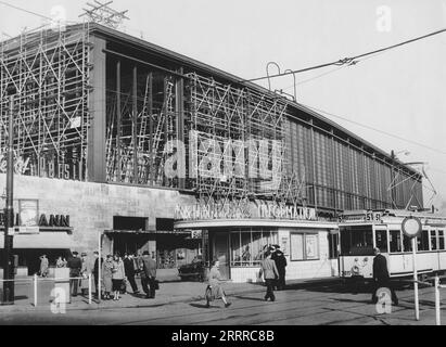 Original-Bildunterschrift: Der Bahnhof Zoologischer Garten wird verglast. Unser Bild zeigt die Einrüstung des Bahnhfs zwecks Verglasung. Berlin, Deutschland 1955. Stockfoto