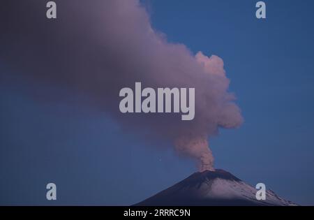 230523 -- PUEBLA, 23. Mai 2023 -- dieses Foto vom 22. Mai 2023 zeigt einen Blick auf den Popocatepetl-Vulkan aus dem Bundesstaat Puebla, Mexiko. Die mexikanischen Behörden haben am Sonntag die Alarmstufe aufgrund der jüngsten Zunahme der Aktivität des Vulkans Popocatepetl erhöht. Die Alarmstufe wurde von der gelben Phase 2 auf die gelbe Phase 3 erhöht, eine Stufe unter der roten Alarmstufe, sagte Laura Velazquez, Leiterin der mexikanischen Nationalen Koordinierungsagentur für den Katastrophenschutz, auf einer Pressekonferenz. MEXIKO-PUEBLA-VULKAN-POPOCATEPETL-ERUPTION XinxYuewei PUBLICATIONxNOTxINxCHN Stockfoto