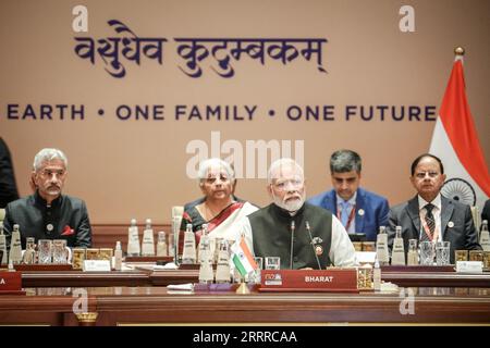 Neu Delhi, Indien. September 2023. Narendra Modi, Premierminister Indiens, eröffnet die erste Arbeitssitzung auf dem G20-Gipfel mit dem Thema "eine Erde". Die G20-Gruppe umfasst führende Industrieländer und Schwellenländer, die zusammen einen Großteil der Weltbevölkerung und der globalen Wirtschaftsmacht ausmachen. Quelle: Kay Nietfeld/dpa/Alamy Live News Stockfoto