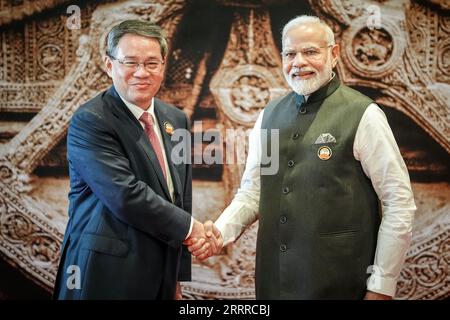 Neu Delhi, Indien. September 2023. Li Qiang, Premierminister von China, wird von Narendra Modi, Premierminister von Indien, auf dem G20-Gipfel empfangen. Die G20-Gruppe umfasst führende Industrieländer und Schwellenländer, die zusammen einen großen Teil der Weltbevölkerung und der globalen Wirtschaftsmacht ausmachen. Quelle: Kay Nietfeld/dpa/Alamy Live News Stockfoto