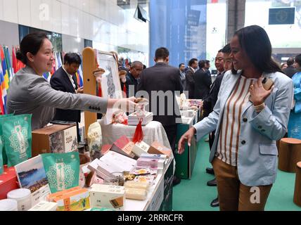 230523 -- ROM, 23. Mai 2023 -- Ein Vertreter des Qingyuan Forest-Mushroom Co-culture System in der chinesischen Provinz Zhejiang kommuniziert mit einem Teilnehmer am FAO-Hauptsitz der Ernährungs- und Landwirtschaftsorganisation der Vereinten Nationen in Rom, Italien, 22. Mai 2023. Die FAO hat am Montag in ihrem Hauptsitz 24 neue, weltweit wichtige GIAHS-Stätten für landwirtschaftliche Kulturerbesysteme mit Zertifikaten ausgezeichnet. Die 24 Standorte, die seit der letzten Zeremonie im Jahr 2018 von der FAO benannt wurden, befinden sich in zwölf Ländern, darunter China, Spanien, Ecuador, Iran, Italien, Japan, Südkorea und Marokko. MIT FAO DES ZU GEHEN Stockfoto