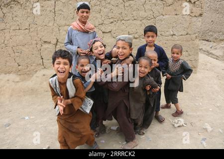 230523 -- KABUL, 23. Mai 2023 -- afghanische Kinder werden in einem Lager für Binnenvertriebene in Kabul, Hauptstadt Afghanistans, am 23. Mai 2023 abgebildet. Foto von /Xinhua AFGHANISTAN-KABUL-CHILDREN SaifurahmanxSafi PUBLICATIONxNOTxINxCHN Stockfoto