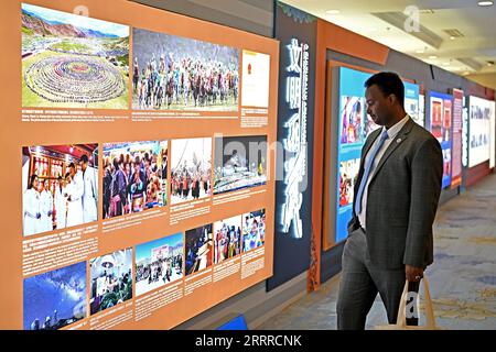 230523 -- PEKING, 23. Mai 2023 -- ein Teilnehmer sieht eine Ausstellung außerhalb des Veranstaltungsortes des 2023 Forums zur Entwicklung von Xizang, China, in Peking, Hauptstadt von China, 23. Mai 2023. Am Dienstag fand in Peking ein Forum über die Entwicklung Tibets statt, um die Weisheit für die weitere Entwicklung der autonomen Region im Südwesten Chinas zu bündeln. CHINA-PEKING-TIBET-DEVELOPMENT-FORUM CN LIXXIN PUBLICATIONXNOTXINXCHN Stockfoto