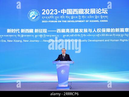 230523 -- PEKING, 23. Mai 2023 -- Li Shulei, Mitglied des Politischen Büros des Zentralkomitees der Kommunistischen Partei Chinas und Leiter der Öffentlichkeitsabteilung des Zentralkomitees der Kommunistischen Partei Chinas, liest ein Glückwunschschreiben vor, das Präsident Xi Jinping an das Forum 2023 über die Entwicklung von Xizang, China, geschrieben hat. und nimmt an der Eröffnungszeremonie des Forums in Peking, der Hauptstadt Chinas, am 23. Mai 2023 Teil. CHINA-BEIJING-LI SHULEI-TIBET-DEVELOPMENT-FORUM CN LIUXBIN PUBLICATIONXNOTXINXCHN Stockfoto