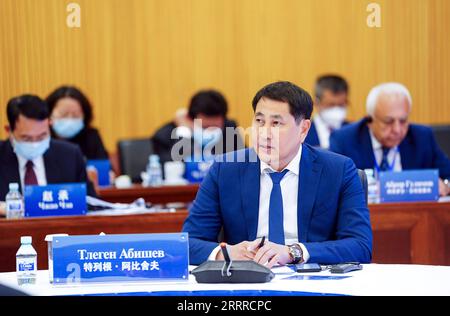 230523 -- PEKING, 23. Mai 2023 -- Tlegen Abishev, stellvertretender Leiter des Fernseh- und Rundfunkkomplexes des Präsidenten der Republik Kasachstan, spricht auf dem Forum der China-Zentralasien-Nachrichtenagentur in Peking, der Hauptstadt Chinas, am 23. Mai 2023. Am Dienstag fand in Peking ein Forum zur Stärkung der Zusammenarbeit zwischen den Medien in China und den zentralasiatischen Ländern statt. Das Forum der chinesisch-zentralasiatischen Nachrichtenagentur, das sich mit der Förderung der Zusammenarbeit in den Medien befasste, um den Aufbau einer chinesisch-zentralasiatischen Gemeinschaft mit einer gemeinsamen Zukunft zu fördern, war eine der Errungenschaften der kürzlich abgeschlossenen chinesisch-zentralasiatischen Nachrichtenagentur Stockfoto