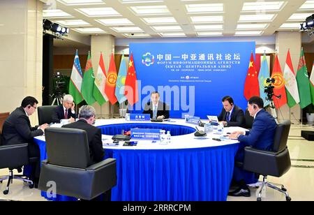 230523 -- PEKING, 23. Mai 2023 -- LYU Yansong, Chefredakteur der Nachrichtenagentur Xinhua, leitet die Eröffnungszeremonie der russischen Version eines Berichts über Xi Jinpings wirtschaftliches Denken während des Forums der Nachrichtenagentur China-Zentralasien in Peking, Hauptstadt Chinas, 23. Mai 2023. Die Videoversion des Berichts von New China Research, dem Think Tank von Xinhua, wurde ebenfalls am Dienstag enthüllt. CHINA-PEKING-XI JINPING S ECONOMIC THOUGHT-REPORT-RUSSIAN VERSION CN YUEXYUEWEI PUBLICATIONXNOTXINXCHN Stockfoto