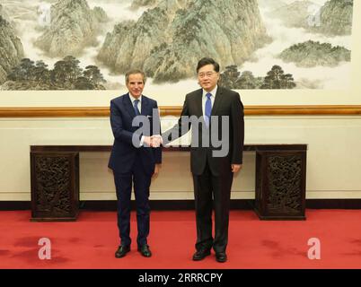 230523 -- PEKING, 23. Mai 2023 -- der chinesische Staatsrat und Außenminister Qin Gang trifft am 23. Mai 2023 in Peking, der Hauptstadt Chinas, mit Rafael Grossi, Generaldirektor der Internationalen Atomenergiebehörde IAEO. CHINA-PEKING-QIN-GANG-IAEO-GENERALDIREKTOR-SITZUNG CN DINGXLIN PUBLICATIONXNOTXINXCHN Stockfoto