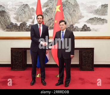 230524 -- PEKING, 24. Mai 2023 -- der chinesische Staatsrat und Außenminister Qin Gang führt Gespräche mit dem niederländischen Vizepremierminister und Außenminister Wopke Hoekstra in Peking, der Hauptstadt Chinas, am 23. Mai 2023. CHINA-PEKING-QIN-GANG-NIEDERLÄNDISCHE STELLVERTRETENDE MINISTERPRÄSIDENTIN-GESPRÄCHE CN DINGXLIN PUBLICATIONXNOTXINXCHN Stockfoto