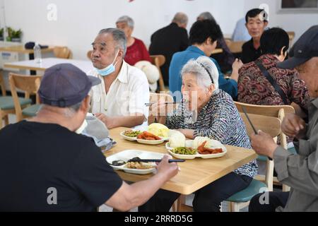 230524 -- SHIJIAZHUANG, 24. Mai 2023 -- ältere Menschen essen in einer Kantine der Gemeinde Nanwenying im Bezirk Rongdong des Xiong an New Area, Provinz Hebei in Nordchina, 23. Mai 2023. In den letzten Jahren hat die Gemeinde Nanwenying in Xiong an New Area, Provinz Hebei, das öffentliche Dienstleistungssystem der Gemeinde ständig verbessert. Eine Reihe von öffentlichen Serviceeinrichtungen auf Nachbarschaftsebene, wie die Kantine, der Gemeinschaftsversammlungsraum, die Rentenzentrale und die Komfortstation, wurden gebaut, um den Bewohnern zu dienen und einen 15-minütigen Wohndienstkreis für lebenswerte Gemeinden zu schaffen. CHINA-HE Stockfoto