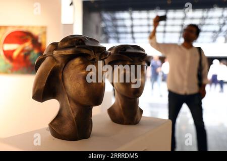 230524 -- KAIRO, 24. Mai 2023 -- dieses Foto, das am 21. Mai 2023 aufgenommen wurde, zeigt Skulpturen, die auf einer Kunstausstellung während der ersten Ausgabe des Empower her Art Forum in Kairo, Ägypten, am 21. Mai 2023 ausgestellt sind. ZU DIESEM Feature: Kunstausstellung im Kairoer Zivilisationsmuseum zeigt die Empowerment ÄGYPTENS-KAIROER-KUNSTAUSSTELLUNG AhmedxGomaa PUBLICATIONxNOTxINxCHN Stockfoto