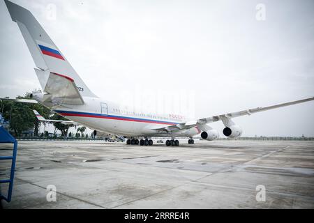 Neu Delhi, Indien. September 2023. Ein russischer Regierungsflug steht zu Beginn des G20-Gipfels am Indira Gandhi International Airport. Die G20-Gruppe umfasst führende Industrieländer und Schwellenländer, die zusammen einen großen Teil der Weltbevölkerung und der globalen Wirtschaftsmacht ausmachen. Quelle: Kay Nietfeld/dpa/Alamy Live News Stockfoto