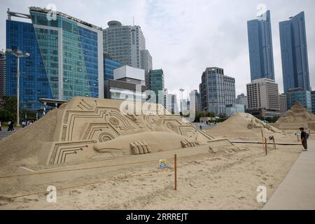 230526 -- BUSAN, 26. Mai 2023 -- Eine Sandskulptur ist am Haeundae Beach in Busan, Südkorea, 26. Mai 2023 zu sehen. SÜDKOREA-BUSAN-STRAND-SAND-SKULPTUR WANGXYILIANG PUBLICATIONXNOTXINXCHN Stockfoto