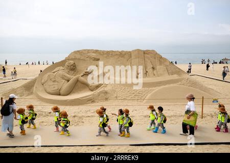 230526 -- BUSAN, 26. Mai 2023 -- Touristen sehen eine Sandskulptur am Haeundae Beach in Busan, Südkorea, 26. Mai 2023. SÜDKOREA-BUSAN-STRAND-SAND-SKULPTUR WANGXYILIANG PUBLICATIONXNOTXINXCHN Stockfoto