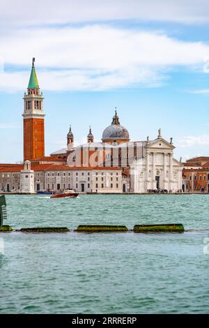 Venedig, Italien - 2. April 2022: San Giorgio Maggiore ist eine der Inseln von Venedig, Norditalien, östlich des Giudecca und südlich des Hauptgebäudes Stockfoto