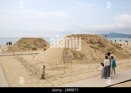 230526 -- BUSAN, 26. Mai 2023 -- Touristen sehen eine Sandskulptur am Haeundae Beach in Busan, Südkorea, 26. Mai 2023. SÜDKOREA-BUSAN-STRAND-SAND-SKULPTUR WANGXYILIANG PUBLICATIONXNOTXINXCHN Stockfoto