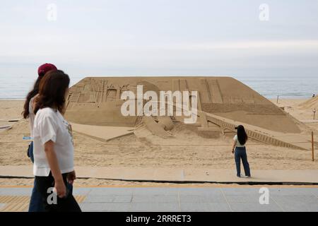 230526 -- BUSAN, 26. Mai 2023 -- Touristen sehen eine Sandskulptur am Haeundae Beach in Busan, Südkorea, 26. Mai 2023. SÜDKOREA-BUSAN-STRAND-SAND-SKULPTUR WANGXYILIANG PUBLICATIONXNOTXINXCHN Stockfoto