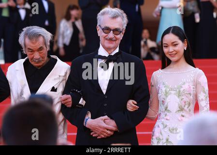 230526 -- CANNES, 26. Mai 2023 -- der deutsche Regisseur Wim Wenders C und die Schauspieler gehen nach der Vorführung des Films Perfect Days während der 76. Ausgabe der Filmfestspiele von Cannes in Cannes, Südfrankreich, am 25. Mai 2023. FRANCE-CANNES-FILM FESTIVAL-PHOTOCALL GaoxJing PUBLICATIONxNOTxINxCHN Stockfoto