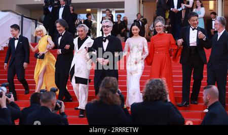 230526 -- CANNES, 26. Mai 2023 -- der deutsche Regisseur Wim Wenders C und die Schauspieler gehen nach der Vorführung des Films Perfect Days während der 76. Ausgabe der Filmfestspiele von Cannes in Cannes, Südfrankreich, am 25. Mai 2023. FRANCE-CANNES-FILM FESTIVAL-PHOTOCALL GaoxJing PUBLICATIONxNOTxINxCHN Stockfoto