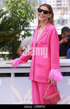 230526 -- CANNES, 26. Mai 2023 -- die französische Schauspielerin Clotilde Courau posiert während eines Fotocalls für den Film L Ete Dernier im vergangenen Sommer bei der 76. Ausgabe der Filmfestspiele in Cannes, Südfrankreich, am 26. Mai 2023. FRANCE-CANNES-FILM FESTIVAL-LAST SUMMER-PHOTOCALL GAOXJING PUBLICATIONXNOTXINXCHN Stockfoto