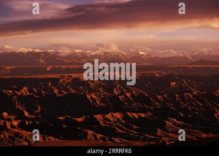 China, Gebirgslandschaften 230527 -- LHASA, 27. Mai 2023 -- dieses Foto, das am 25. Mai 2023 aufgenommen wurde, zeigt die Landschaft des Erdwaldes bei Sonnenuntergang im Zanda County, im Südwesten Chinas autonome Region Tibet. Zanda ist berühmt für die einzigartige Landschaft des Erdwaldes, die durch geologische Bewegungen und Bodenerosion entstanden ist. Diese Wälder sehen gelblich aus, aber die Farbe variiert in verschiedenen Teilen. CHINA-TIBET-ZANDA-ERDE-WALDLANDSCHAFT CN FEIXMAOHUA PUBLICATIONXNOTXINXCHN Stockfoto