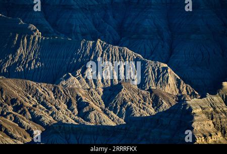 China, Gebirgslandschaften 230527 -- LHASA, 27. Mai 2023 -- dieses Foto, das am 25. Mai 2023 aufgenommen wurde, zeigt die Landschaft des Erdwaldes im Zanda County, der südwestchinesischen Autonomen Region Tibet. Zanda ist berühmt für die einzigartige Landschaft des Erdwaldes, die durch geologische Bewegungen und Bodenerosion entstanden ist. Diese Wälder sehen gelblich aus, aber die Farbe variiert in verschiedenen Teilen. CHINA-TIBET-ZANDA-ERDE-WALDLANDSCHAFT CN YANGXZHISEN PUBLICATIONXNOTXINXCHN Stockfoto