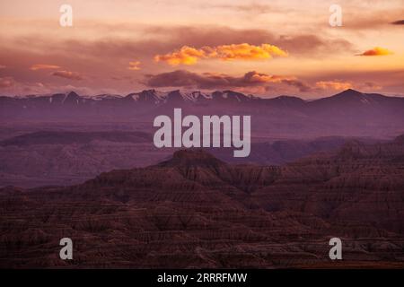 China, Gebirgslandschaften 230527 -- LHASA, 27. Mai 2023 -- dieses Foto, das am 25. Mai 2023 aufgenommen wurde, zeigt die Landschaft des Erdwaldes bei Sonnenuntergang im Zanda County, im Südwesten Chinas autonome Region Tibet. Zanda ist berühmt für die einzigartige Landschaft des Erdwaldes, die durch geologische Bewegungen und Bodenerosion entstanden ist. Diese Wälder sehen gelblich aus, aber die Farbe variiert in verschiedenen Teilen. CHINA-TIBET-ZANDA-ERDE-WALDLANDSCHAFT CN FEIXMAOHUA PUBLICATIONXNOTXINXCHN Stockfoto