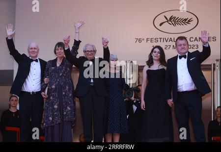 230527 -- CANNES, 27. Mai 2023 -- der britische Filmregisseur Ken Loach 3rd L kommt mit den Schauspielern für die Vorführung des Films die alte Eiche während der 76. Ausgabe der Filmfestspiele in Cannes, Südfrankreich, am 26. Mai 2023. FRANKREICH-CANNES-FILM FESTIVAL-DAS ALTE EICHEN-SCREENING GAOXJING PUBLICATIONXNOTXINXCHN Stockfoto