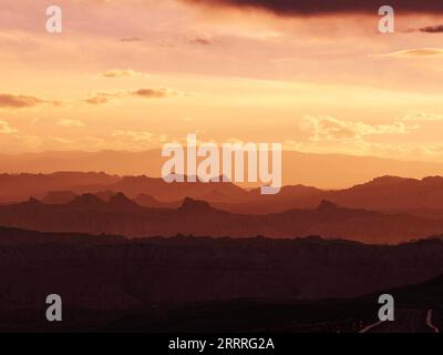 230527 -- LHASA, 27. Mai 2023 -- dieses Foto, das am 25. Mai 2023 aufgenommen wurde, zeigt die Landschaft des Erdwaldes bei Sonnenuntergang im Zanda County, im Südwesten Chinas autonome Region Tibet. Zanda ist berühmt für die einzigartige Landschaft des Erdwaldes, die durch geologische Bewegungen und Bodenerosion entstanden ist. Diese Wälder sehen gelblich aus, aber die Farbe variiert in verschiedenen Teilen. CHINA-TIBET-ZANDA-ERDE-WALDLANDSCHAFT CN FEIXMAOHUA PUBLICATIONXNOTXINXCHN Stockfoto