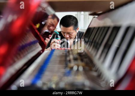 230527 -- TIANJIN, 27. Mai 2023 -- Ein Arbeiter produziert Akkordeons in einer Werkstatt von Tianjin Yingwu Musical Instrument Co., Ltd. In Zhongwang Stadt im Bezirk Jinghai im nordchinesischen Tianjin, 25. Mai 2023. Tianjin Yingwu Musical Instrument Co., Ltd. Ist ein Unternehmen mit 71 Jahren Akkordeon-Herstellungsgeschichte. In den 1950er Jahren produzierte die Vorgängerin der Tianjin Musikinstrumentenfabrik die erste Akkordeon im neuen China mit der Marke Yingwu. Von da an wurden die hier produzierten Yingwu-Akkordeons im in- und Ausland berühmt. In den letzten Jahren hat das Unternehmen Technologie betrieben Stockfoto